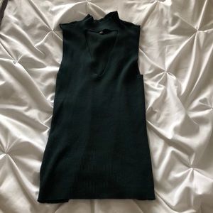 Emerald green sleeveless sweater v neck w choker